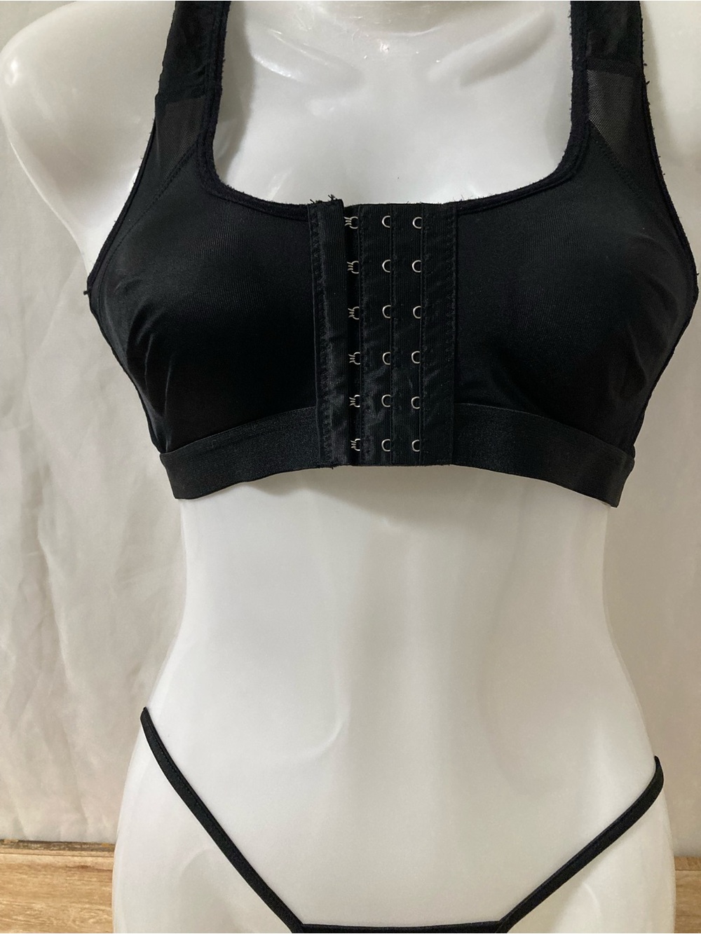 Black High Impact Sports Bra Front Hook Closure Mesh Back Size Small